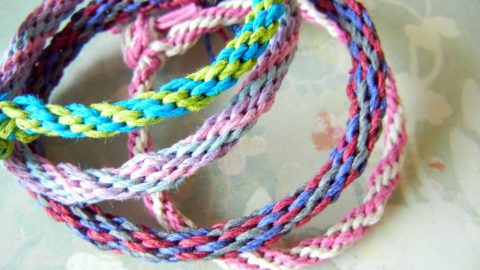 فيديو: أسهل طريقة لعمل أساور ناعمة بالخيوط!