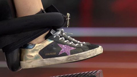 أمينة خليل تطلب نزع حذائها في “رامز مجنون رسمي” والسبب صادم!