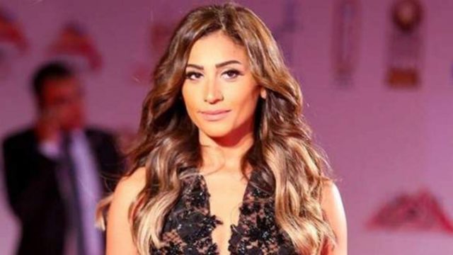 دينا الشربيني تكشف ما فعله عمرو دياب بسبب خوفه من فيروس كورونا!