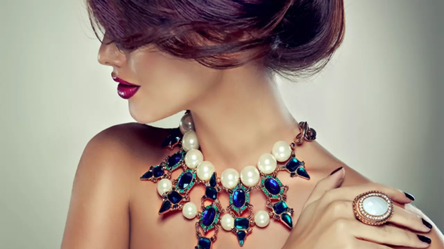 4 خطوات أساسية للعناية بمجوهراتك في المنزل