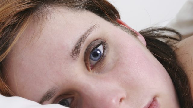 حيل لإخفاء تصبغ زاوية العين الداخلية بالمكياج