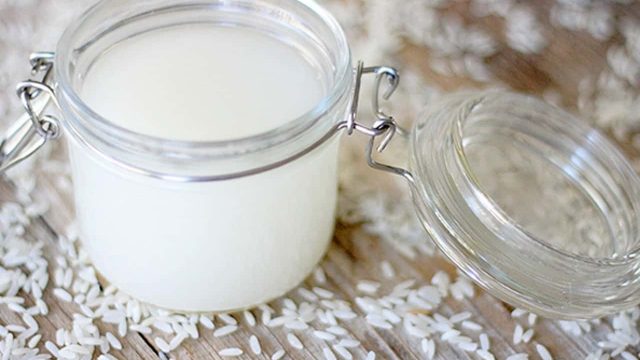 تعرفي إلى أسرار ماء الأرز الجمالية وطرق استعماله