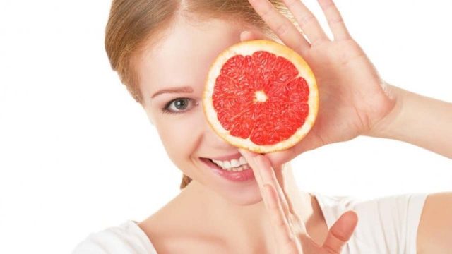 تعرفي إلى منافع الجريب فروت للبشرة الدهنية ومشاكلها