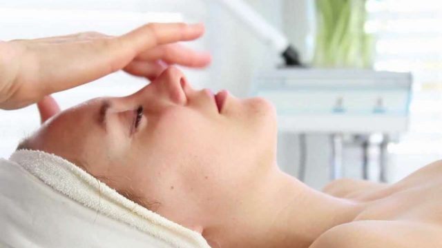 6 أشياء يمنع القيام بها بعد جلسات تنظيف البشرة