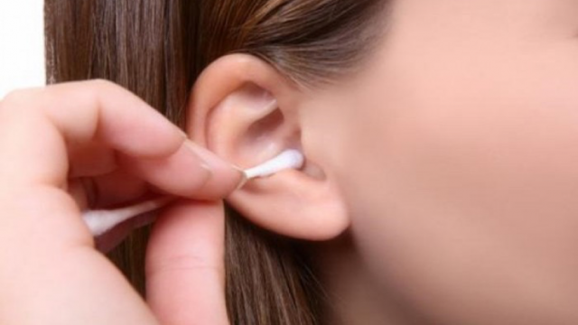 اكتشفي أضرار استخدام عود القطن لتنظيف الأذنين