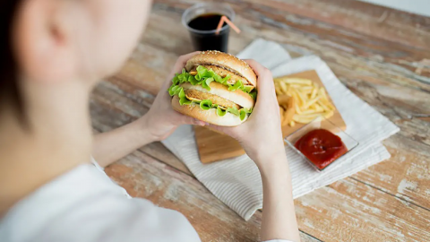 التسمم الغذائي : أهم الأعراض والأسباب وطرق الوقاية منه