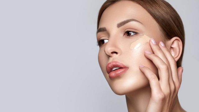 كيف تتعاملين مع تغير لون كريم الأساس إلى البرتقالي؟