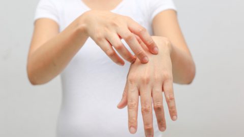 وصفات طبيعية لعلاج جفاف اليدين بسبب المعقمات الطبية