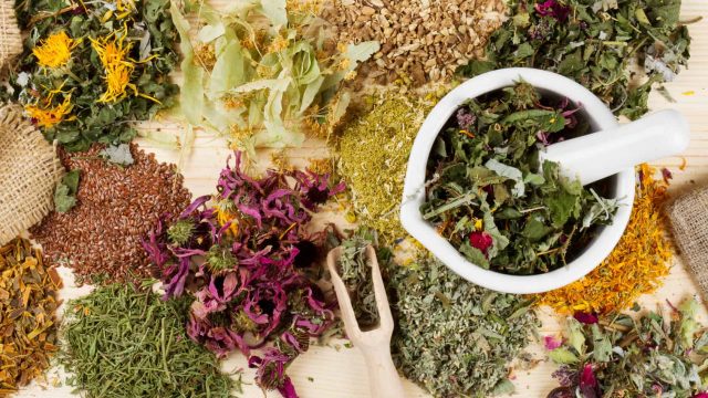 دهون الأرداف : 4 أعشاب تساعدك في حرقها بسرعة في المنزل