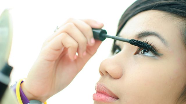 اكتشفي أسرار تطبيق مكياج العيون المائي لإطلالة صيفية مشرقة