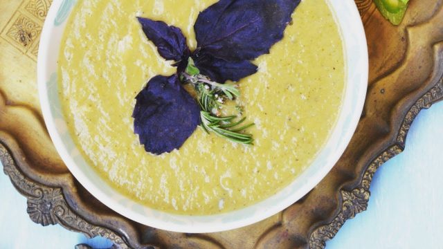 كيفية إعداد شوربة الكوسا بالريحان