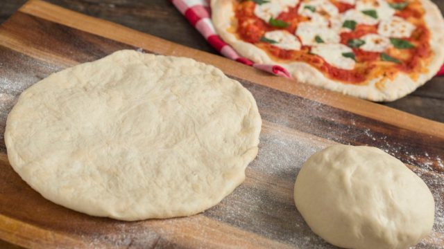 كيفية تجهيز عجينة البيتزا بالزبادي