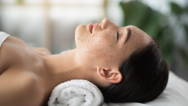 4 طرق لصنع مقشرات الشوفان الطبيعية