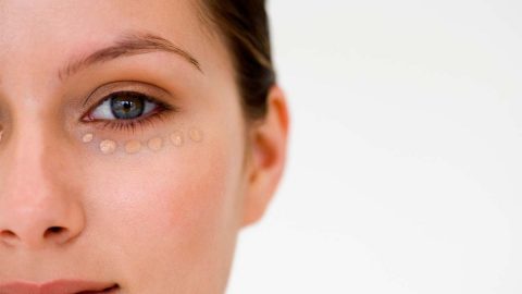 اكتشفي أفضل ماركات الكريمات للعناية بمحيط العين وعلاج الهالات السوداء