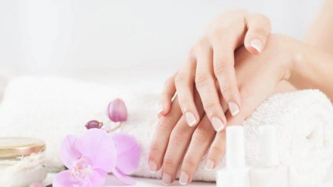 خطوات تنظيف الأظافر وتبييضها في المنزل