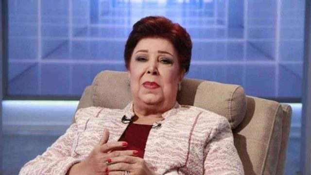 بالفيديو: ابنة رجاء الجداوي تنفعل أثناء الجنازة وهذا ما قالته!