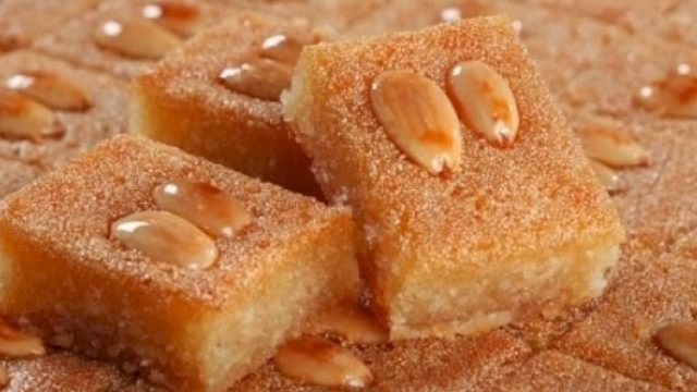 خطوات تجهيز بسبوسة اللوز