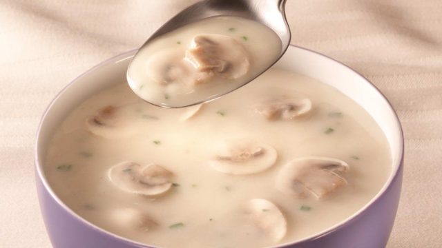 خطوات تجهيز شوربة الفطر