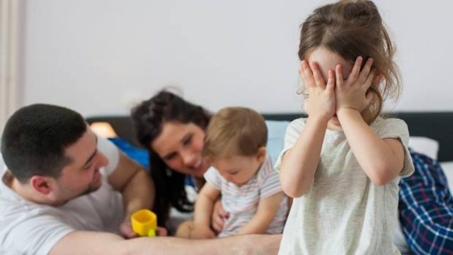 4 نصائح عملية للتعامل مع الغيرة عند الأطفال