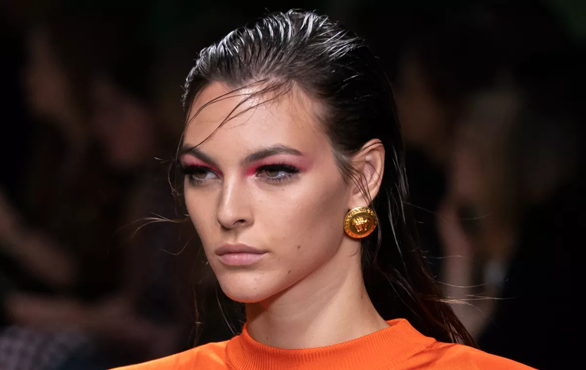 مكياج عيون باستيل ملون من عروض أزياء صيف 2020