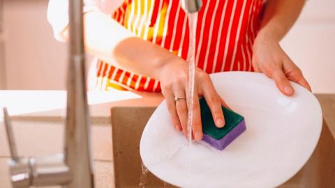 هل تستخدمين ليفة غسل الصحون بشكل صحيح؟ اكتشفي ذلك