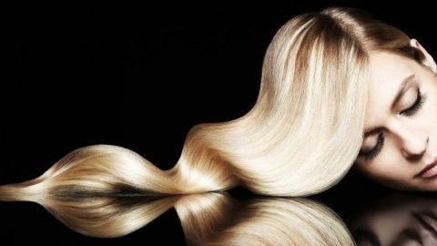 4 خطوات ضرورية تعيد المرونة للشعر الملون