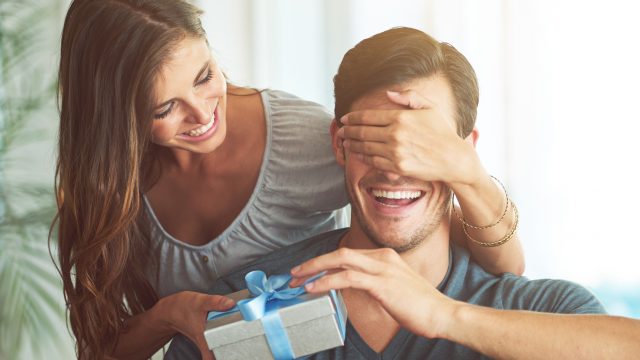 أفكار هدايا رجالية أنيقة وعملية اختاري منها الأفضل لذكرى زواجك!