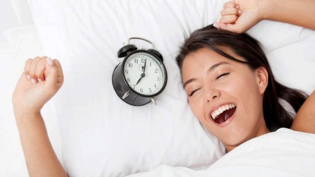 7 عادات غير صحية لا يجب القيام بها أثناء الاستيقاظ من النوم