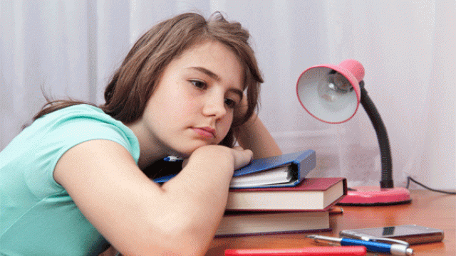 6 علامات تدل على القلق النفسي عند المراهقين