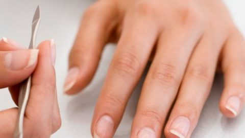 جربي وصفة ملح البحر وزيت الليمون العطري لعلاج ضعف الأظافر