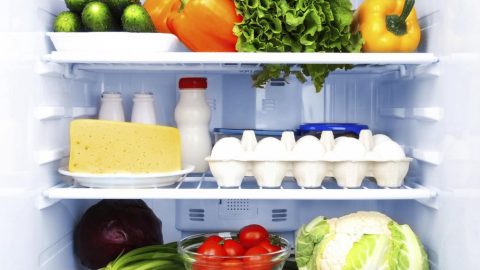 4 أخطاء لتخزين الأغراض في البراد .. تعرفي إليها