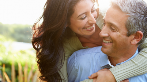 6 نصائح للحفاظ على الرومانسية بعد سن الأربعين