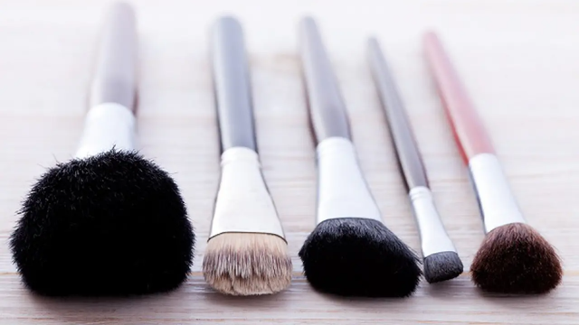 اكتشفي طريقة تنظيف أدوات المكياج حسب نوعها