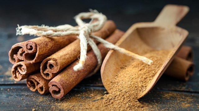 جربي أقنعة القرفة لعلاج مشاكل الشعر دفعة واحدة