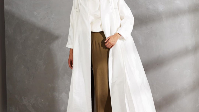 عبايات باللون الأبيض للعروس الجديدة