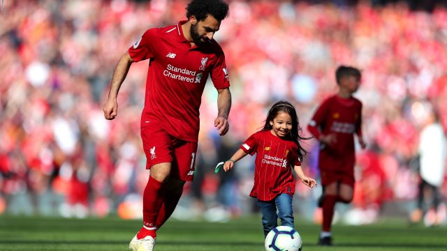بالصور: هكذا احتفل محمد صلاح بعيد ميلاد ابنته