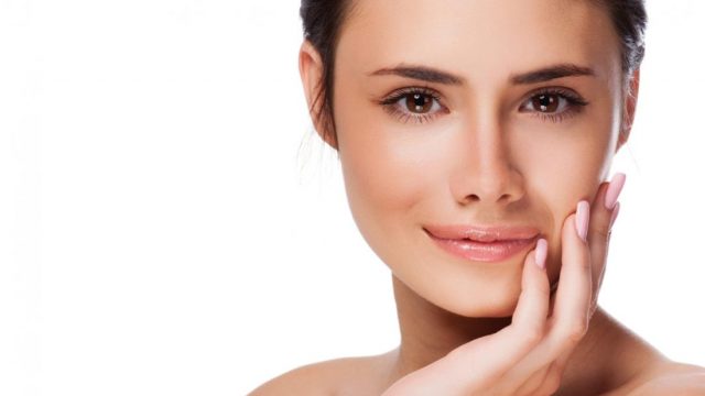 بالخطوات: تعلمي كيفية إخفاء ندوب البشرة بالمكياج