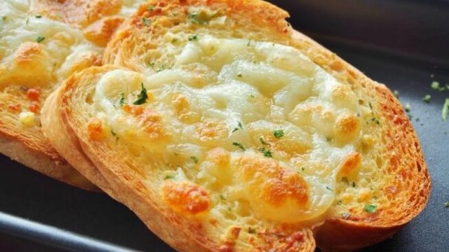 خطوات تجهيز خبز الثوم بالجبن