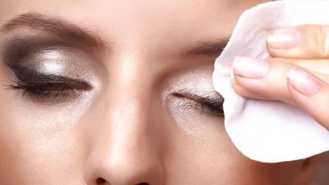 4 نصائح لتنظيف العيون من المكياج بشكل فعال