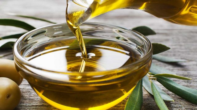 4 وصفات من زيت الزيتون لبشرة نقية وبدون شوائب