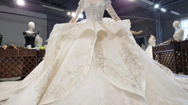 بالصور: فساتين زفاف بأكمام دانتيل طويلة لعروس شتاء 2020