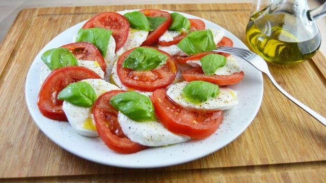 خطوات إعداد سلطة الموتزاريلا والطماطم