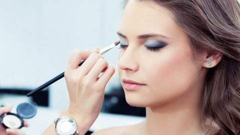 10 خطوات أساسية للمكياج السريع