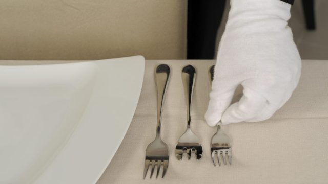 اكتشفي خطوات ترتيب مائدة الأكل حسب الإتيكيت