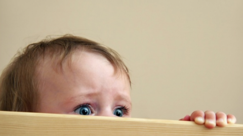 دليلك الشامل للتعامل مع الخوف عند الأطفال