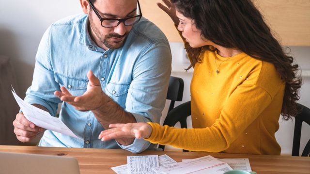 كل ما يجب أن تعرفيه عن التعامل مع الزوج المسرف!