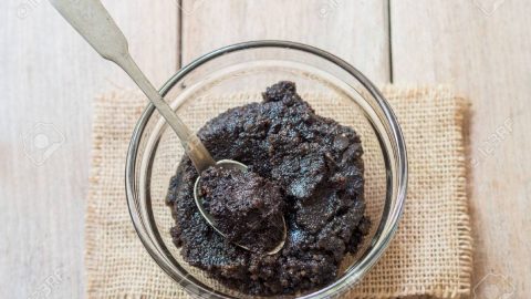 لا تفوتي سنفرة القهوة لبشرة مشرقة ونضرة