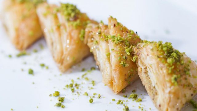 خطوات تجهيز بقلاوة بالجبن