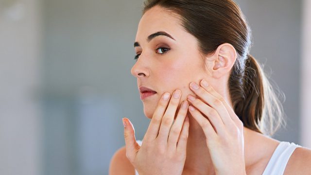 3 أقنعة أساسية للعناية بالبشرة الحساسة.. جربيها