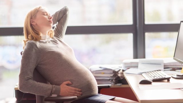 للحامل: 7 نصائح للتعامل مع الحمل أثناء العمل